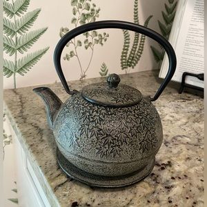 Bonjour Odori Collection Cast Iron Teapot & Trivet